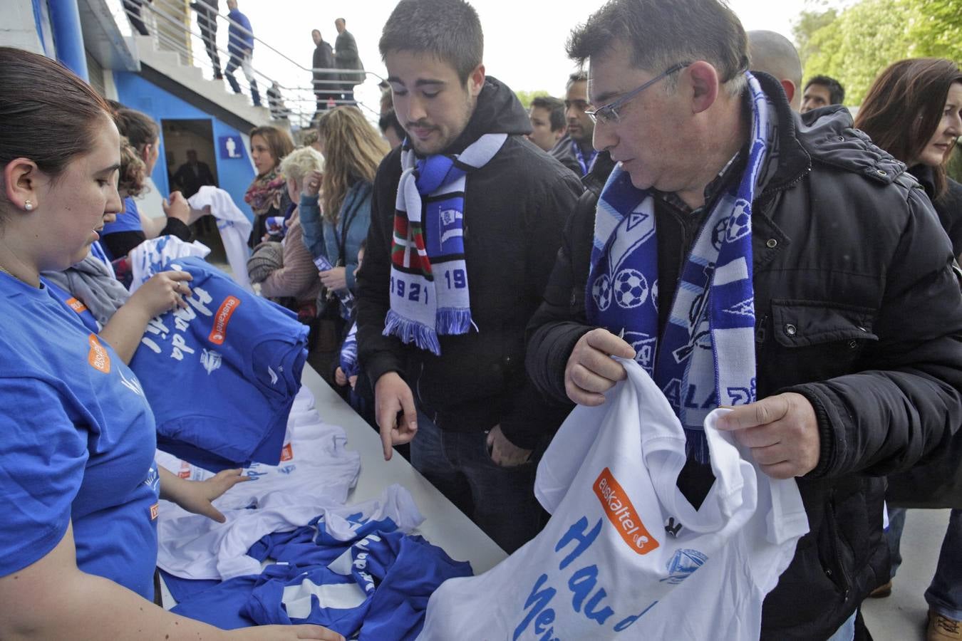 La afición del Alavés se vuelca con el equipo