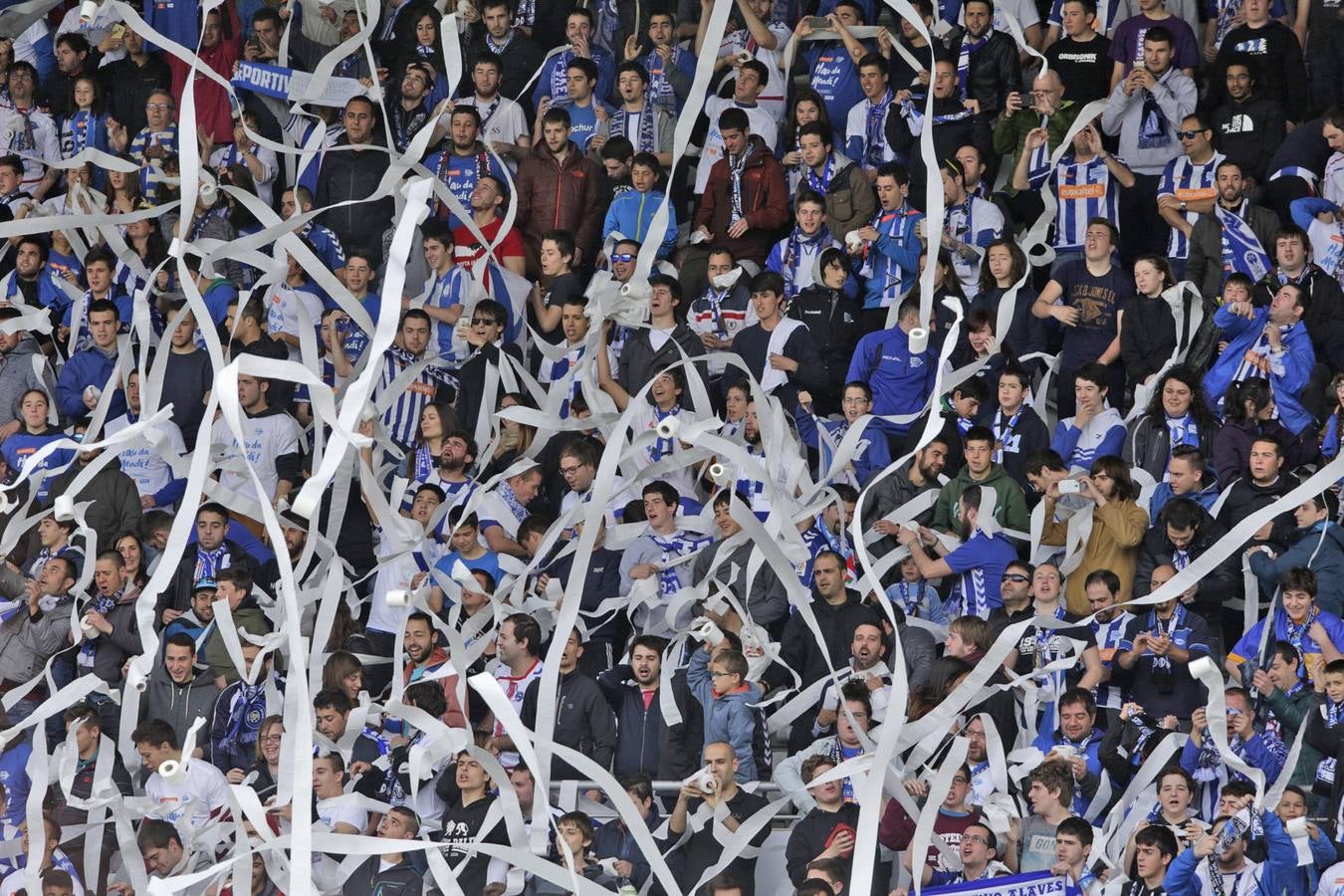 La afición del Alavés se vuelca con el equipo