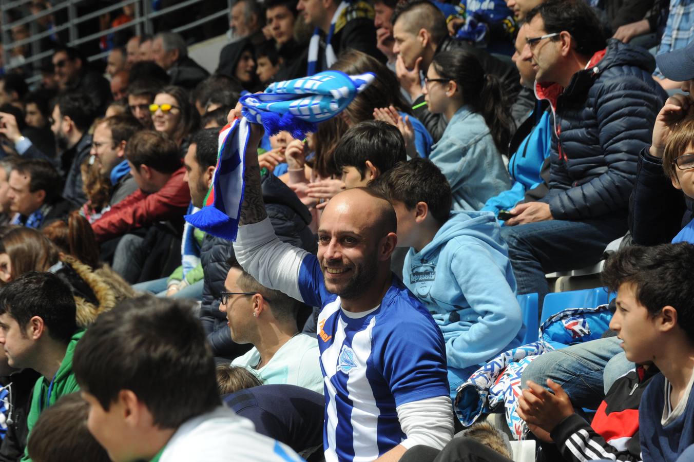 La afición del Alavés se vuelca con el equipo