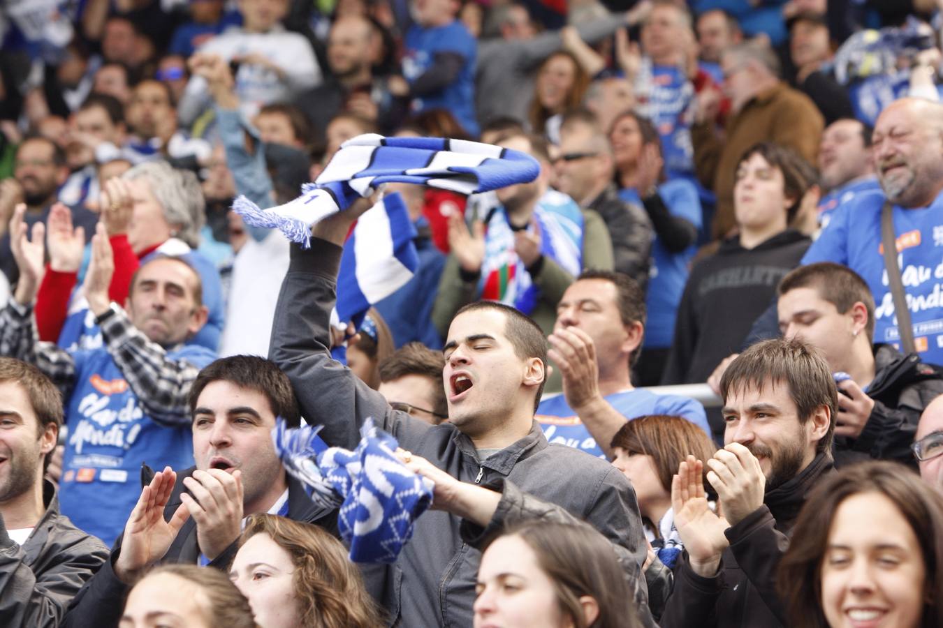 La afición del Alavés se vuelca con el equipo