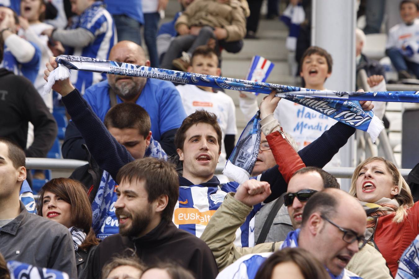 La afición del Alavés se vuelca con el equipo