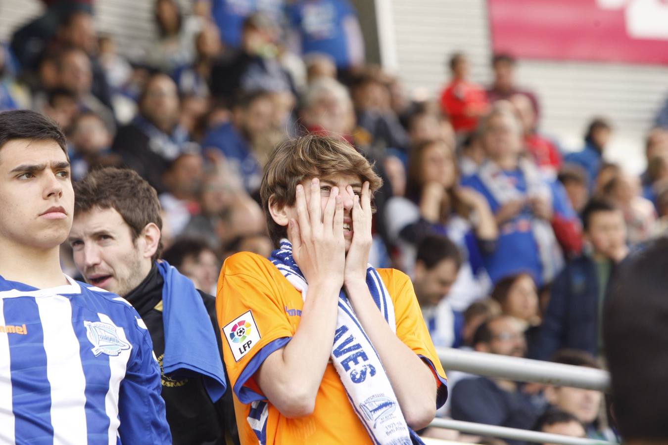 La afición del Alavés se vuelca con el equipo