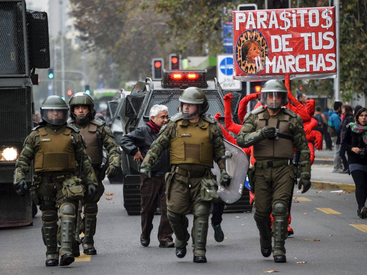 Disturbios en Santiago de Chile entre estudiantes y Policía