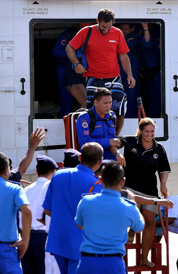Los españoles rescatados en Malasia ya se encuentran en tierra firme