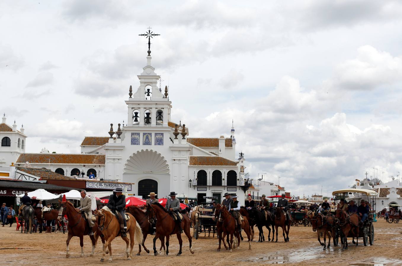 EL ROCÍO, DESLUCIDO POR LA LLUVIA