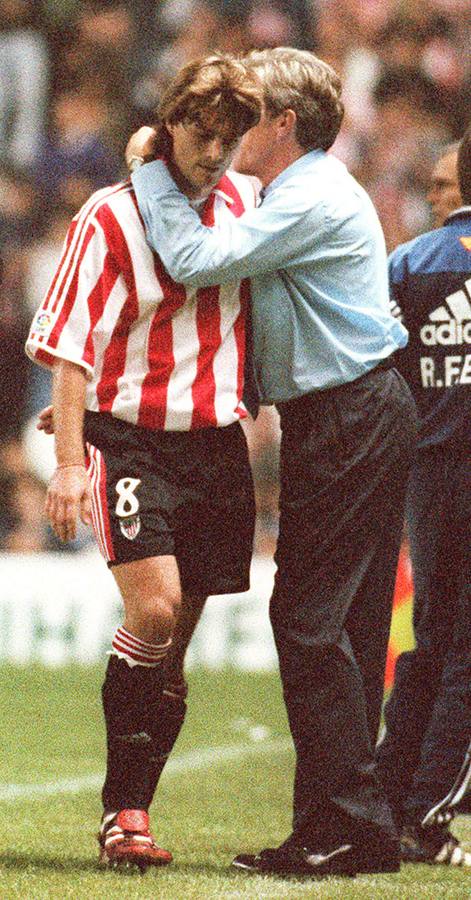 Luis Fernández abraza a Guerrero tras decidir sustituirlo.