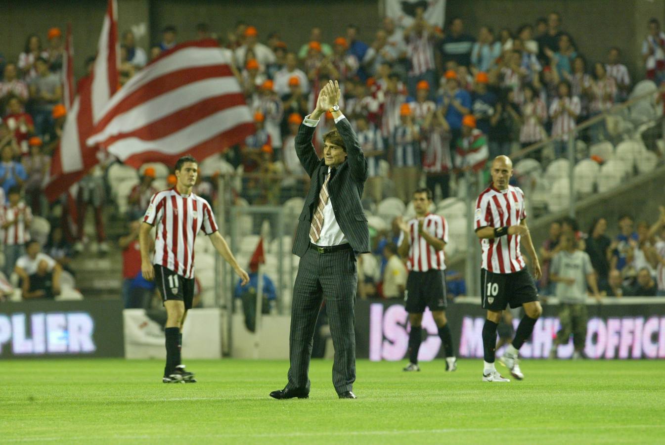 Guerrero recibe un homenaje en un derbi contra la Real, poco después de anunciar su retirada.