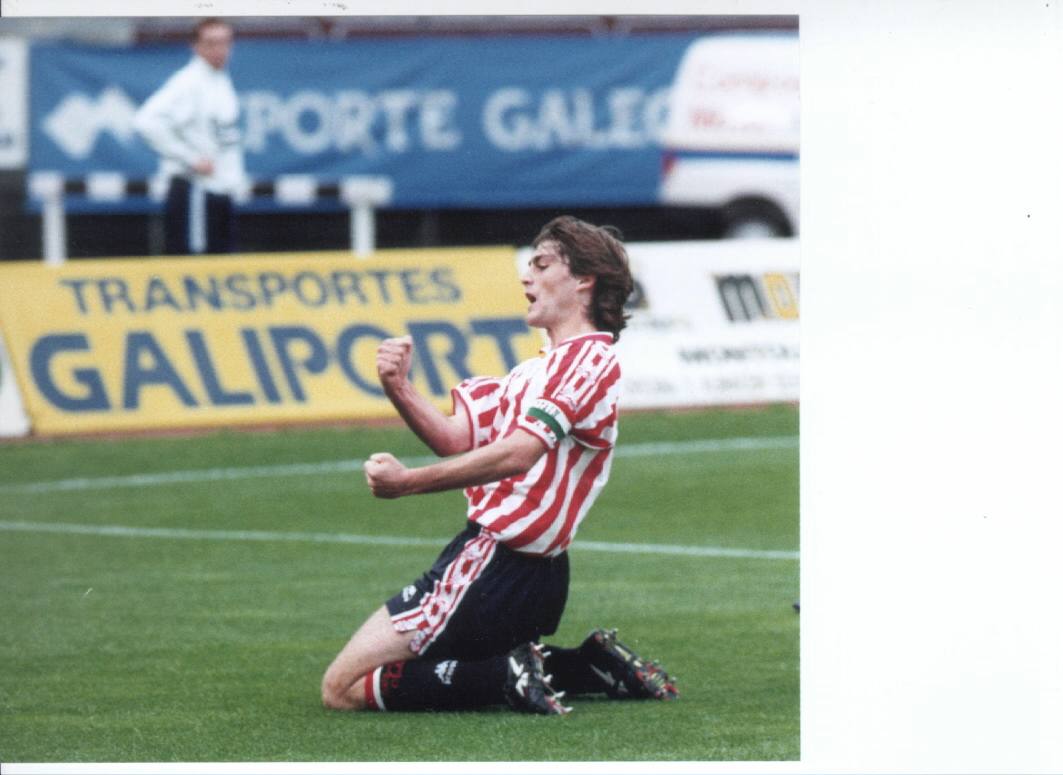 Guerrero celebra con rabia un gol ante el Compostela (1995).