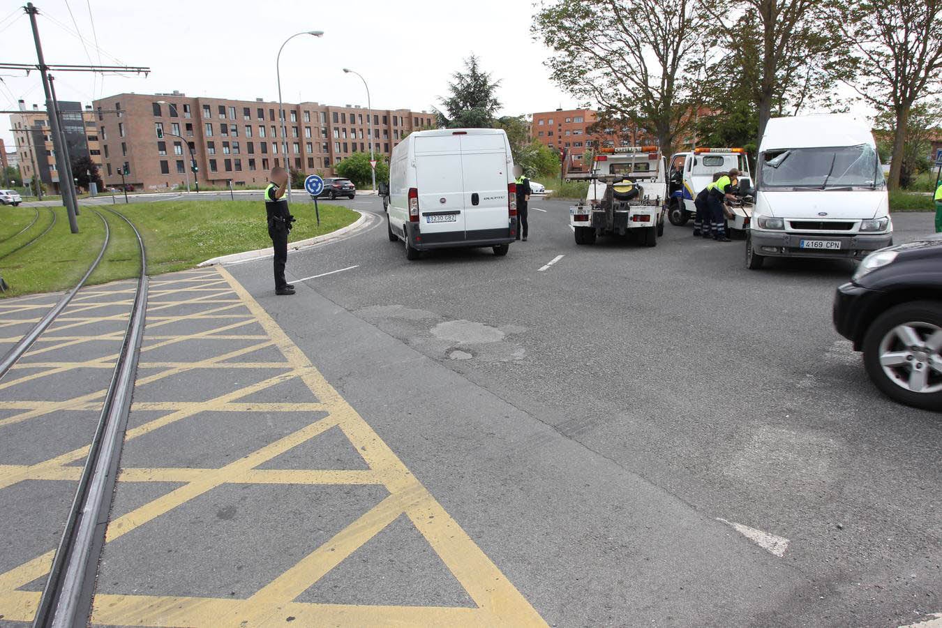 Accidente entre el tranvía de VItoria y una furgoneta cerca de Abetxuko