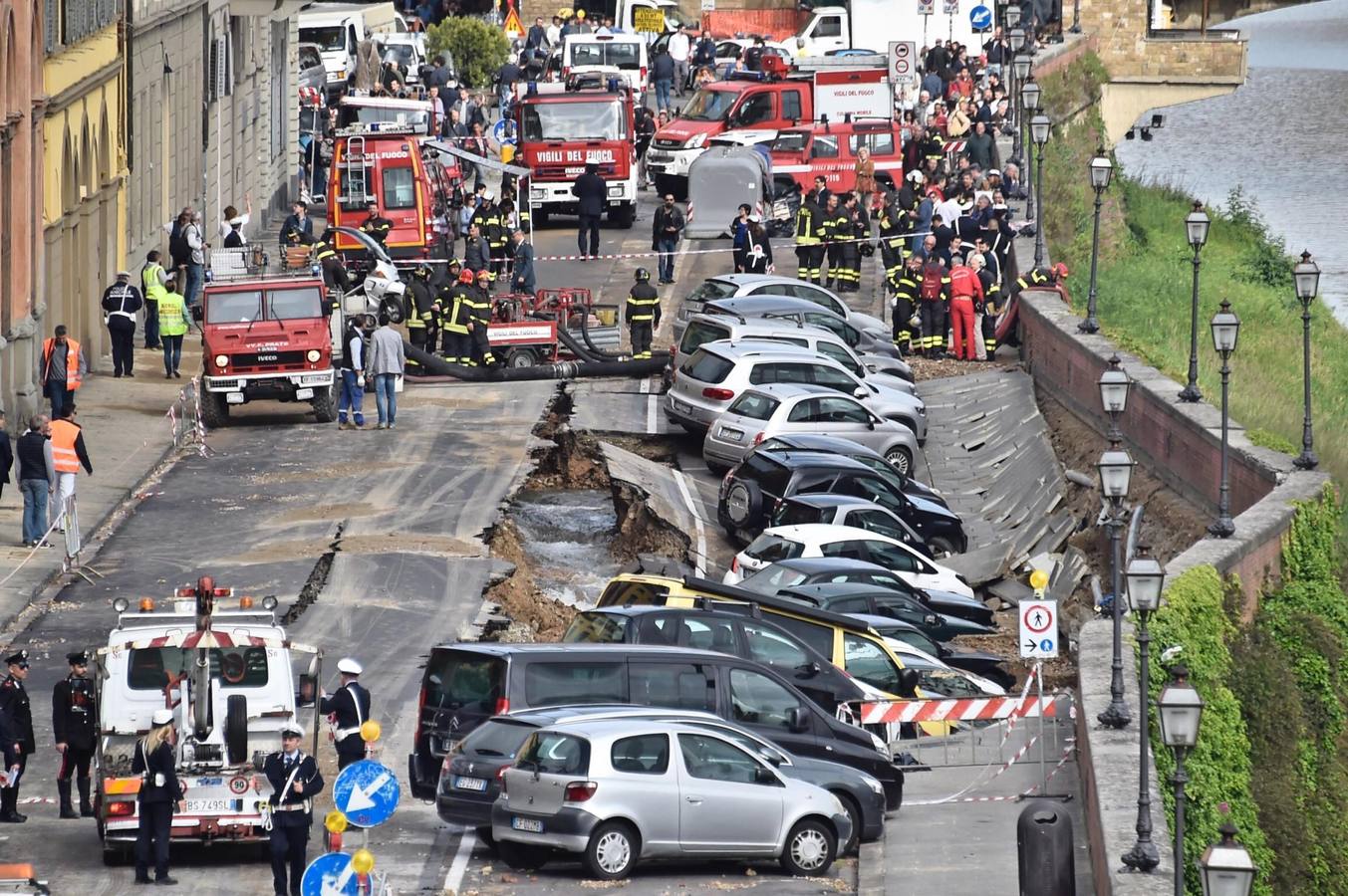 Un gran socavón se traga 20 coches en el centro de Florencia