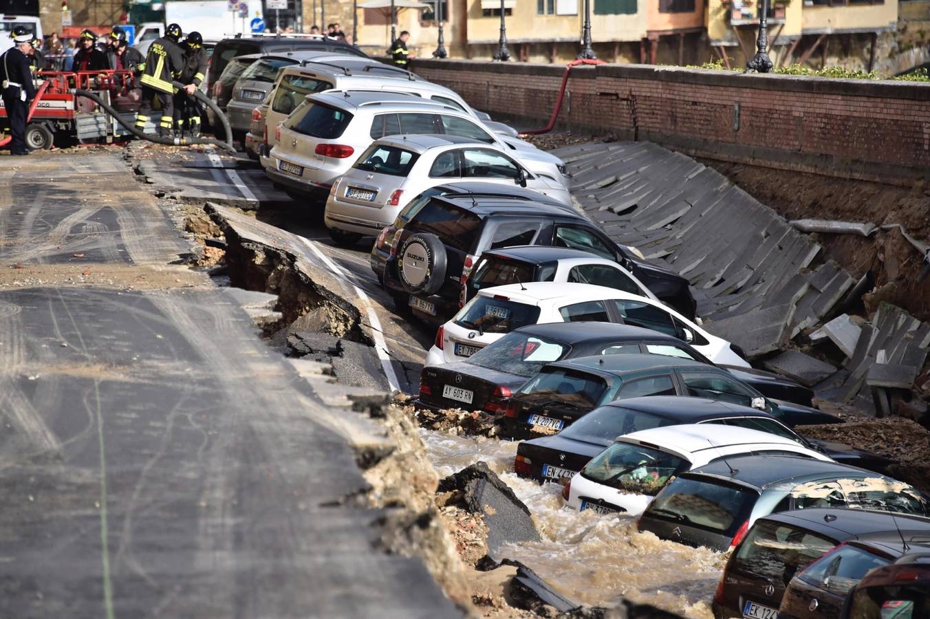 Un gran socavón se traga 20 coches en el centro de Florencia