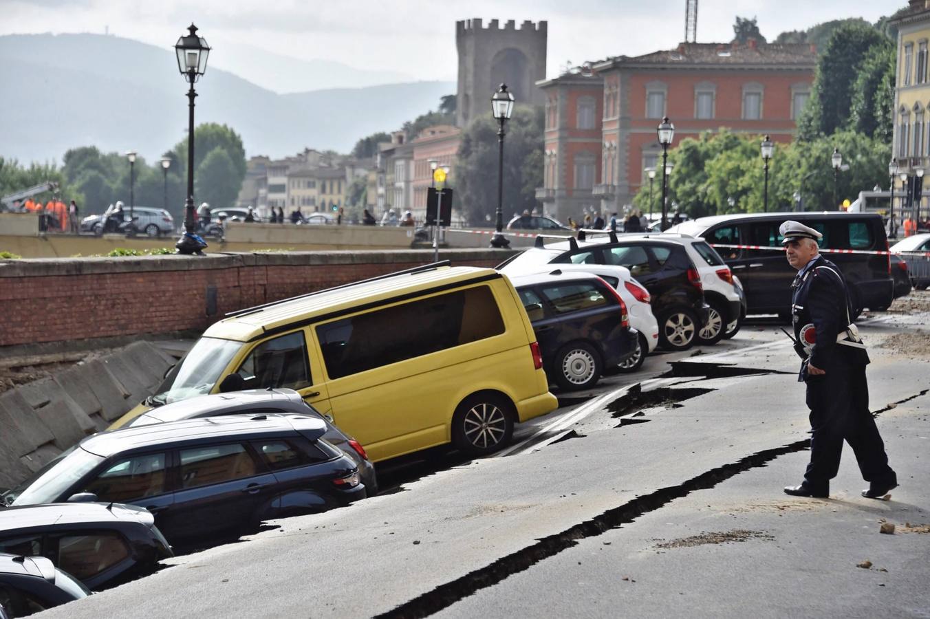 Un gran socavón se traga 20 coches en el centro de Florencia