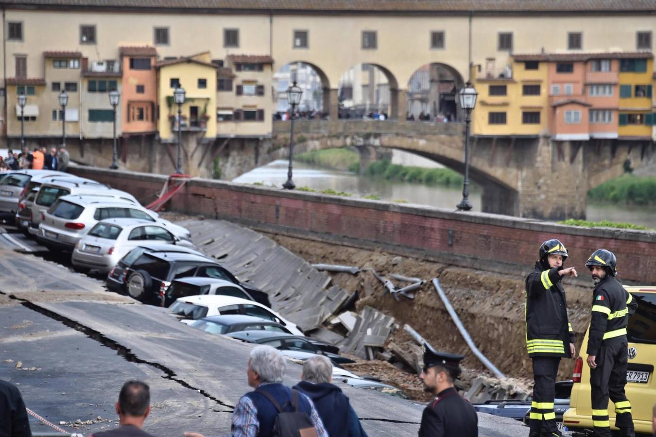 Un gran socavón se traga 20 coches en el centro de Florencia