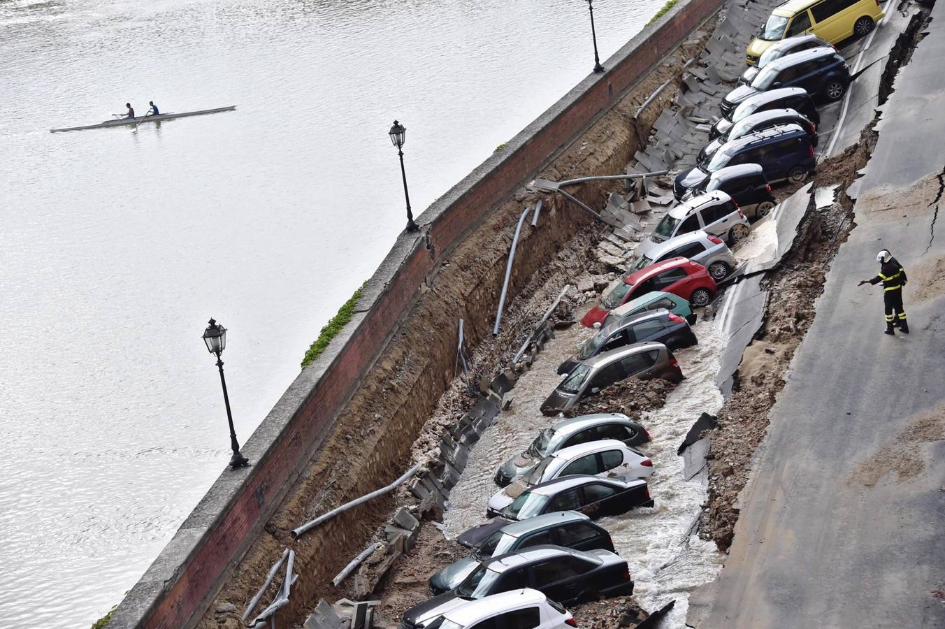 Un gran socavón se traga 20 coches en el centro de Florencia