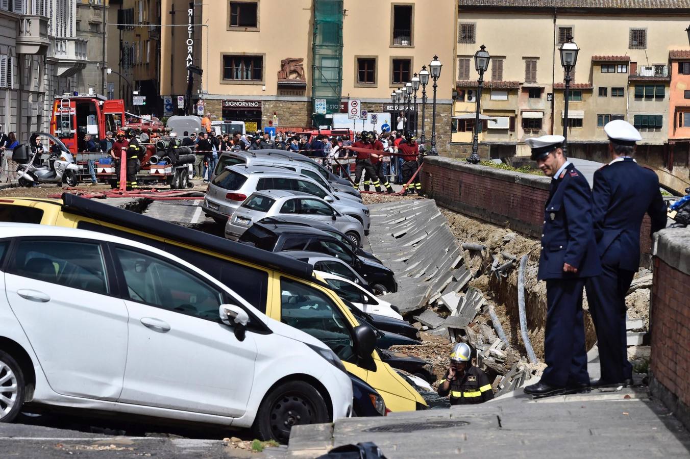 Un gran socavón se traga 20 coches en el centro de Florencia