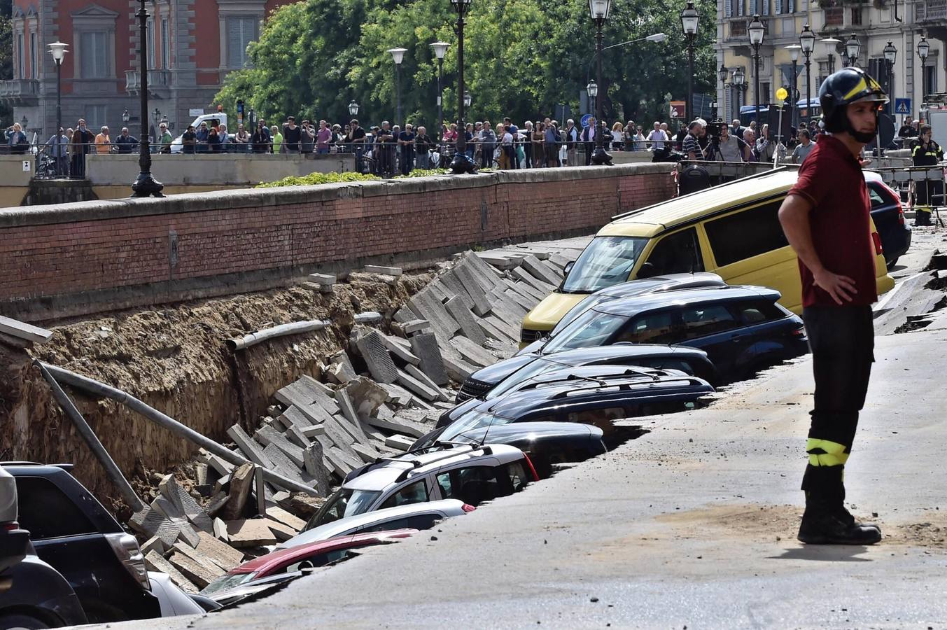 Un gran socavón se traga 20 coches en el centro de Florencia