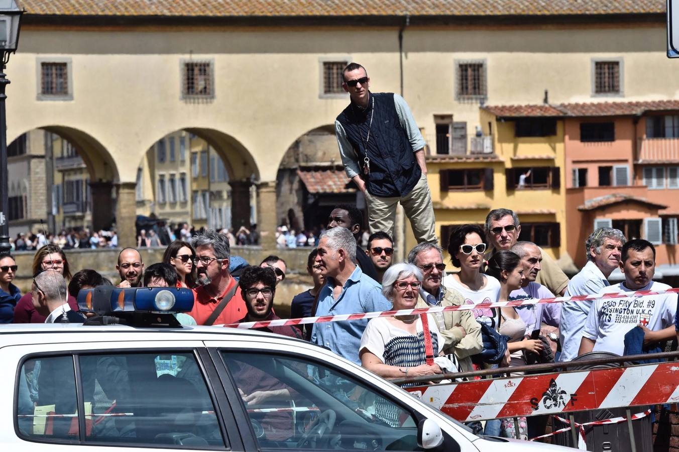 Un gran socavón se traga 20 coches en el centro de Florencia