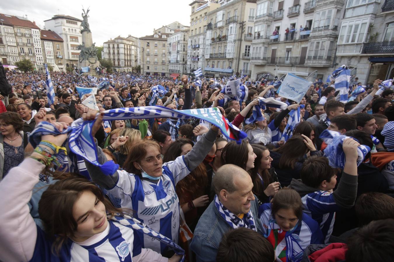Vitoria celebra el ascenso del Alavés