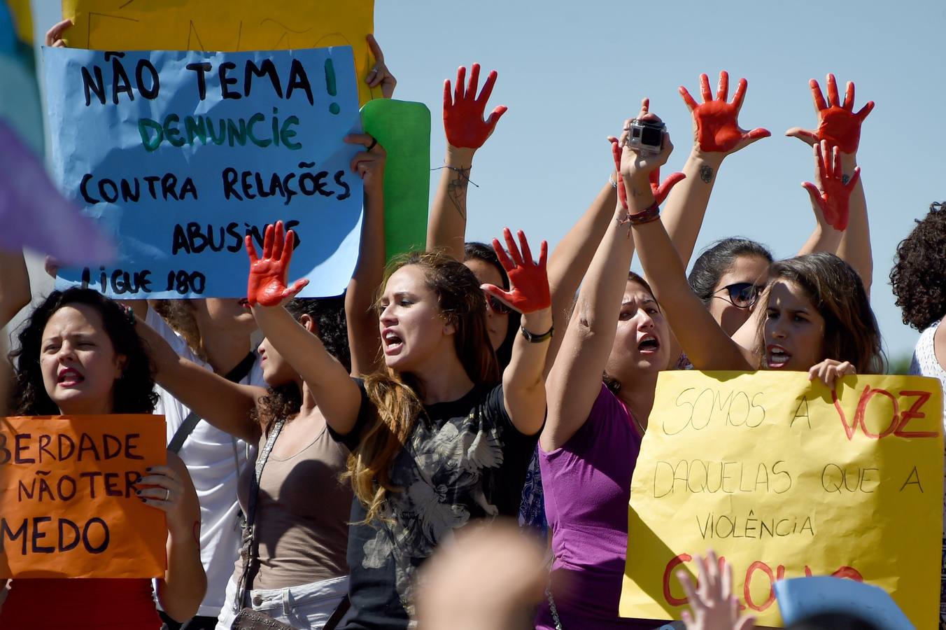 Brasil, rosas y sangre contra la violencia hacia la mujer