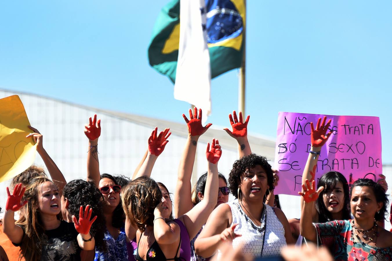 Brasil, rosas y sangre contra la violencia hacia la mujer