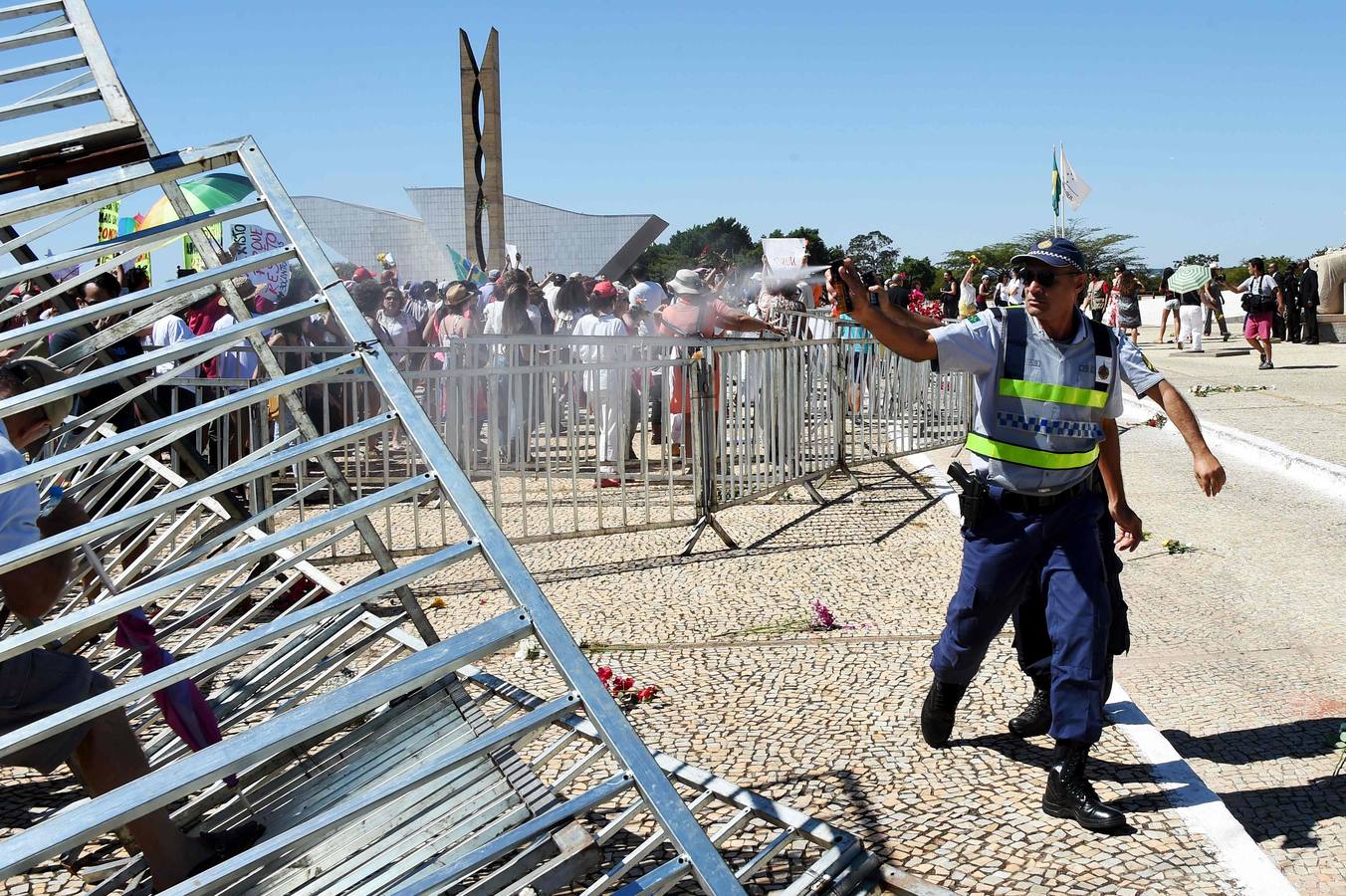 Brasil, rosas y sangre contra la violencia hacia la mujer