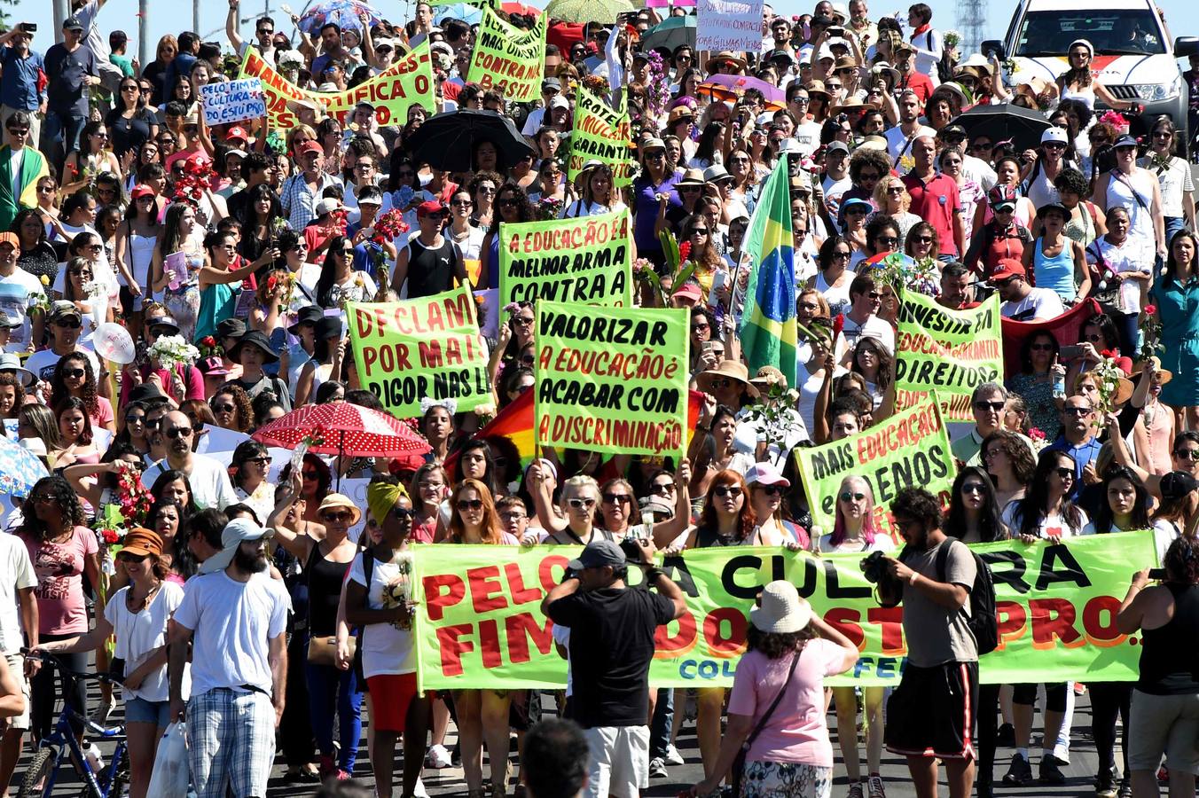 Brasil, rosas y sangre contra la violencia hacia la mujer