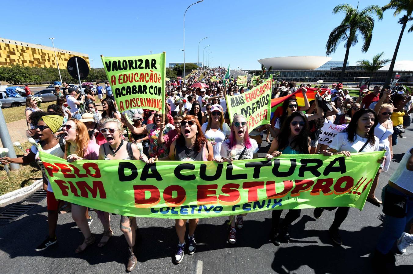 Brasil, rosas y sangre contra la violencia hacia la mujer