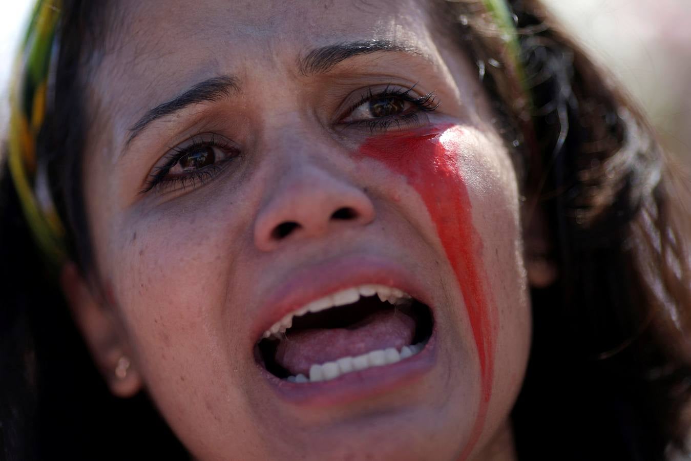 Brasil, rosas y sangre contra la violencia hacia la mujer