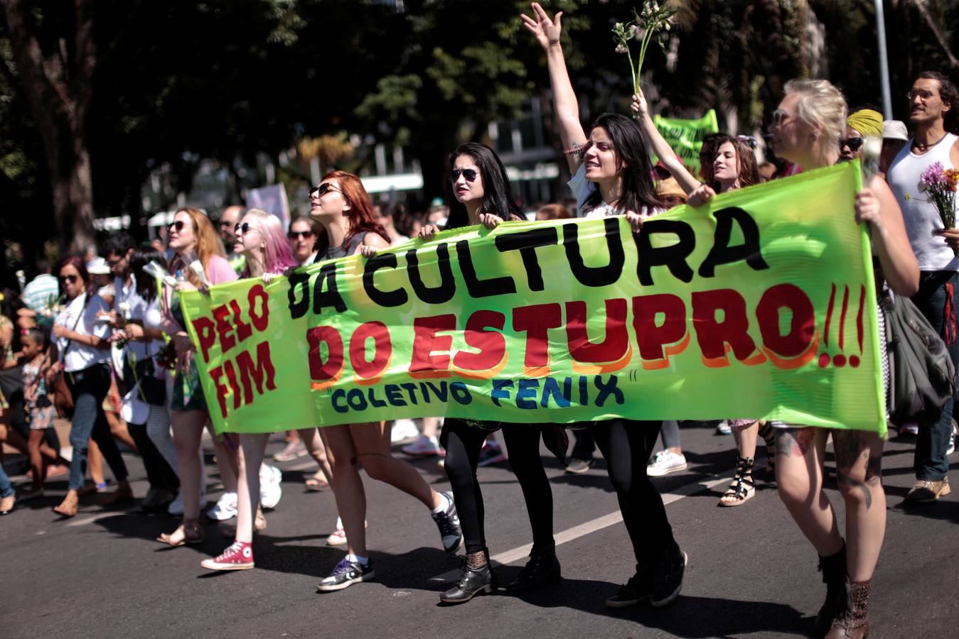 Brasil, rosas y sangre contra la violencia hacia la mujer