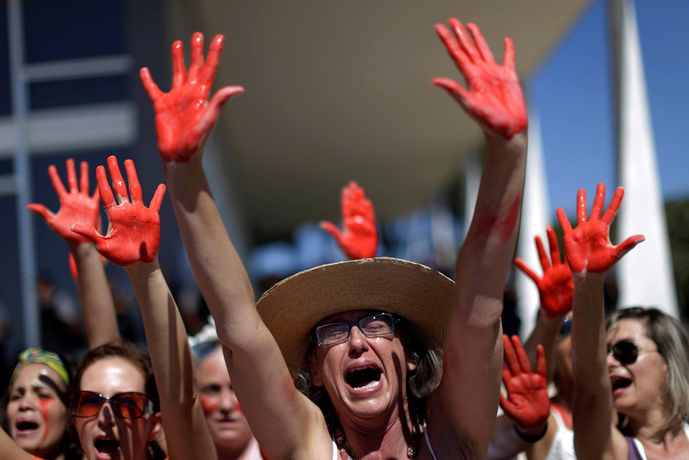 Brasil, rosas y sangre contra la violencia hacia la mujer