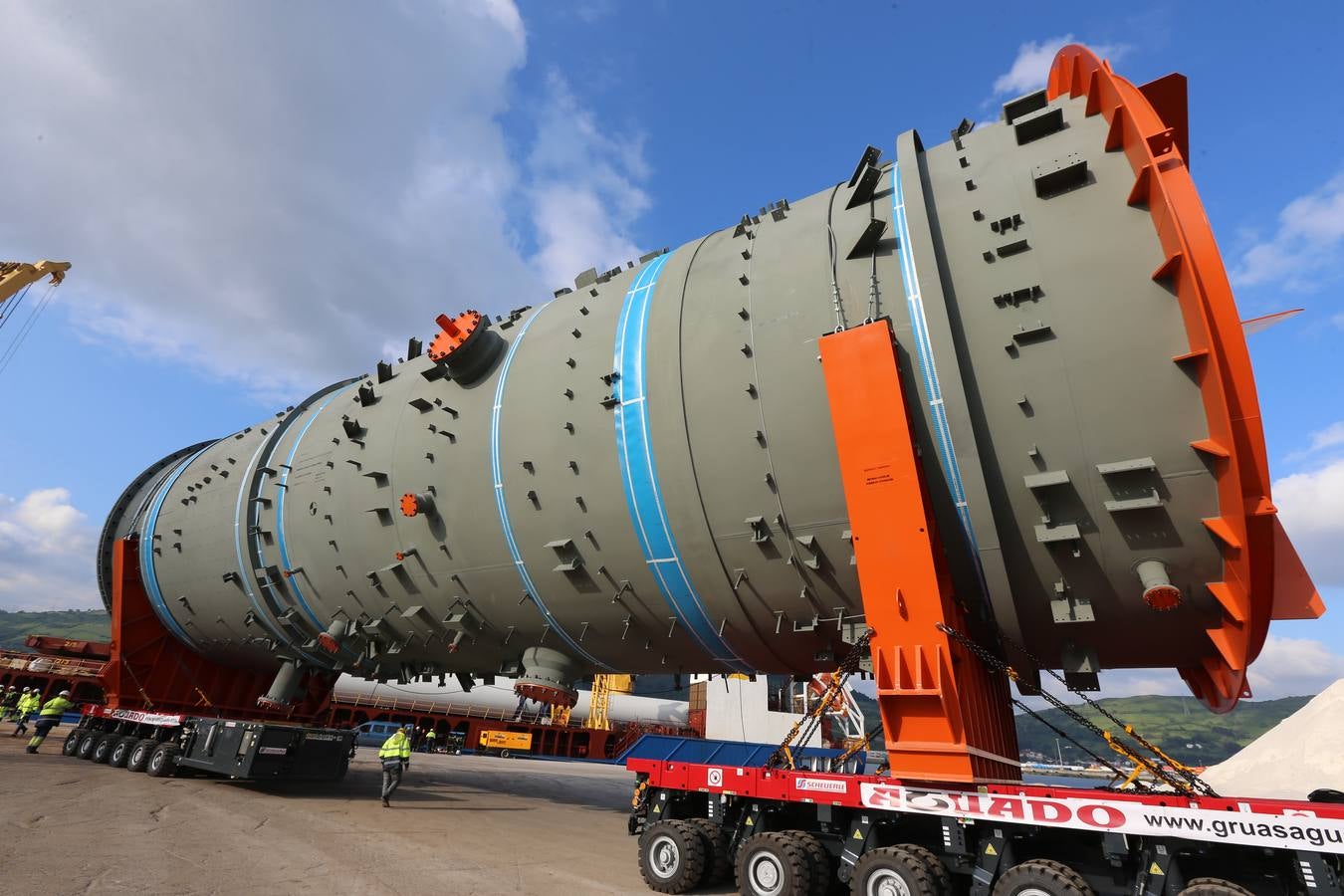 Dos gigantes en el Puerto de Bilbao