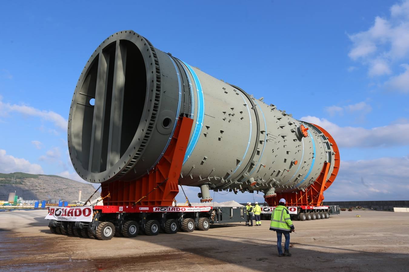 Dos gigantes en el Puerto de Bilbao