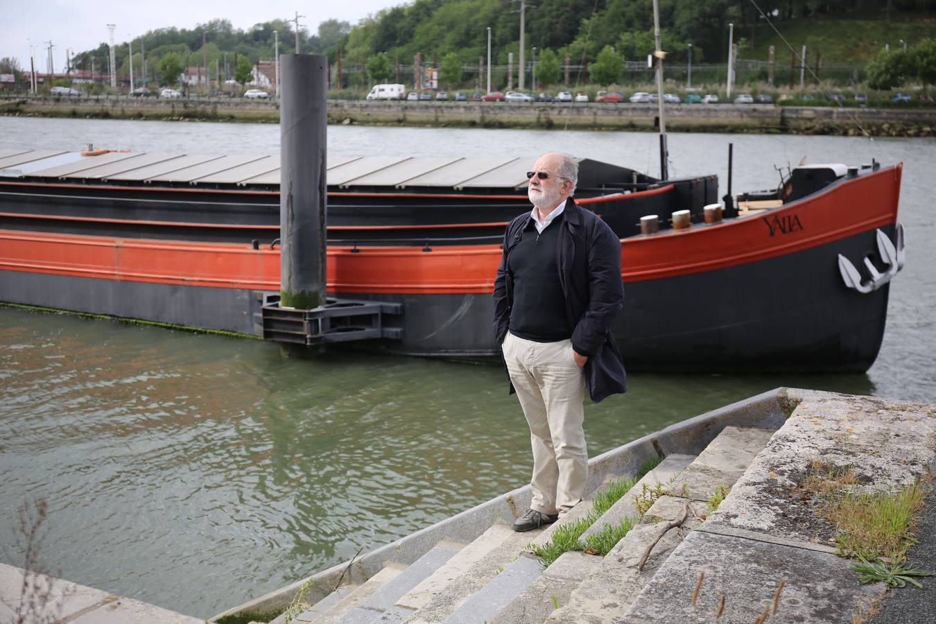 Jean Michel Larrasquet, delegado de Eusko Ikaskuntza en Iparralde, posa a orillas del río Adur, límite natural de los vascos entre Francia y el Ebro.