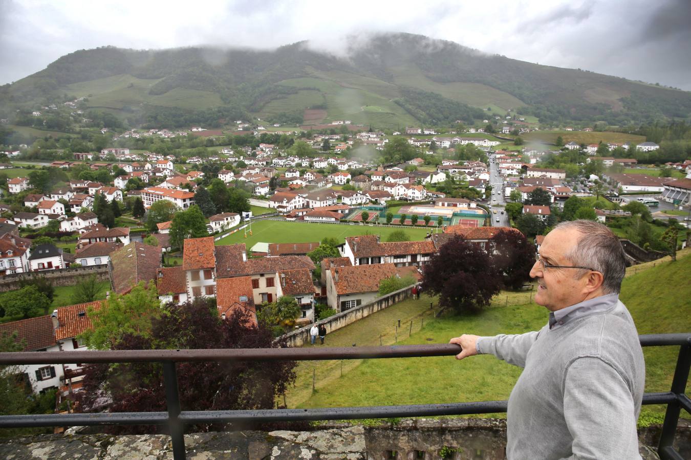 Pako Arizmendi, líder del Ipar buru batzar, posa con su pueblo.