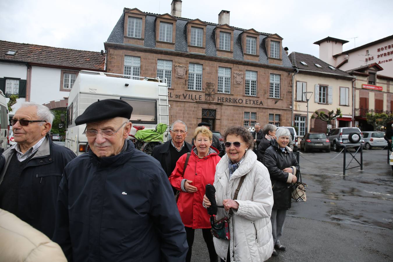 Un grupo de turistas camina junto al Ayuntamiento de Sant Jean de Pied de Port.