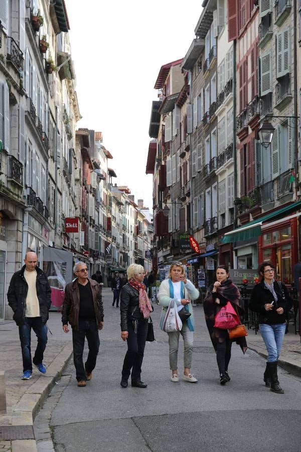 Turistas de paseo por una calle del casco histórico de Bayona.