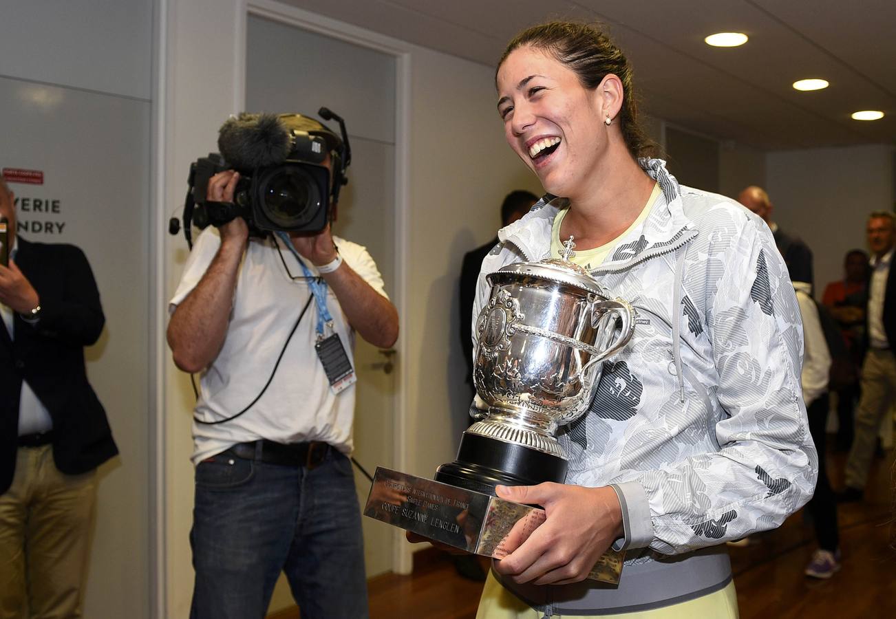 Garbiñe Muguruza posa con el trofeo de Roland Garros