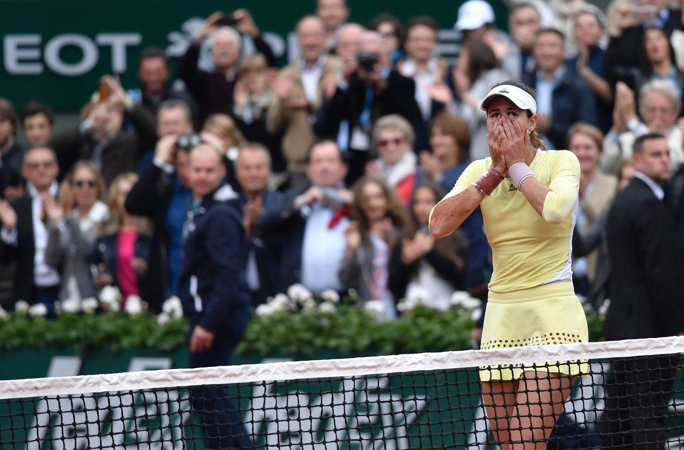 Garbiñe Muguruza posa con el trofeo de Roland Garros