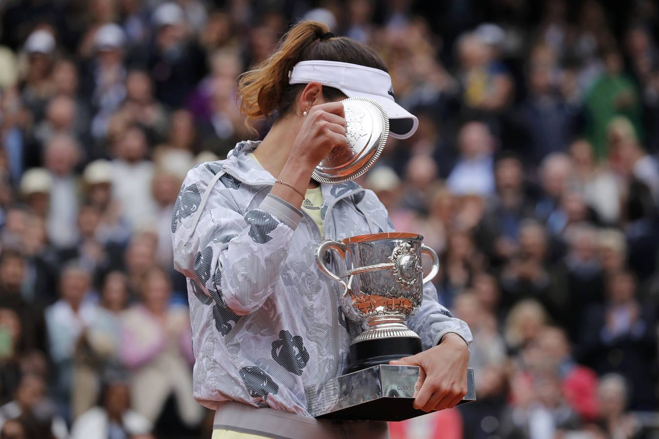 Garbiñe Muguruza posa con el trofeo de Roland Garros