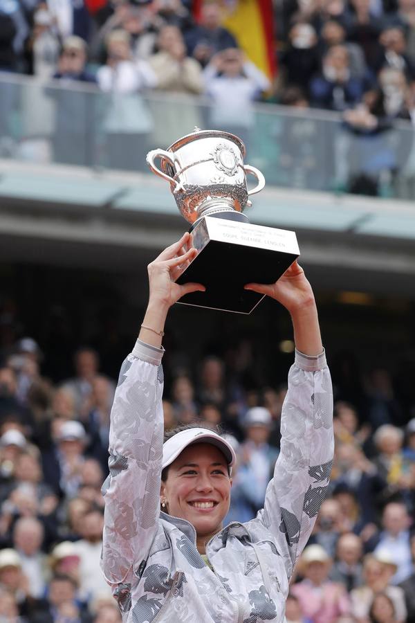 Garbiñe Muguruza posa con el trofeo de Roland Garros