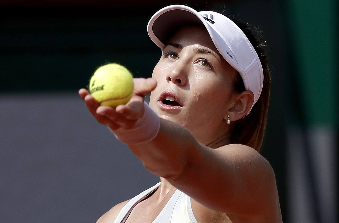 Garbiñe Muguruza posa con el trofeo de Roland Garros