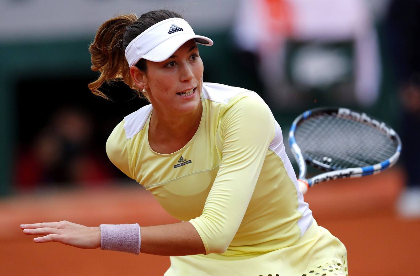 Garbiñe Muguruza posa con el trofeo de Roland Garros