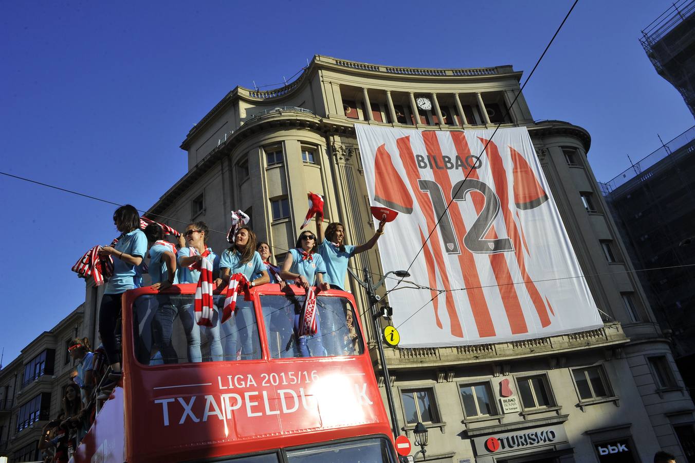 Recibimiento al Athletic femenino en la Diputación