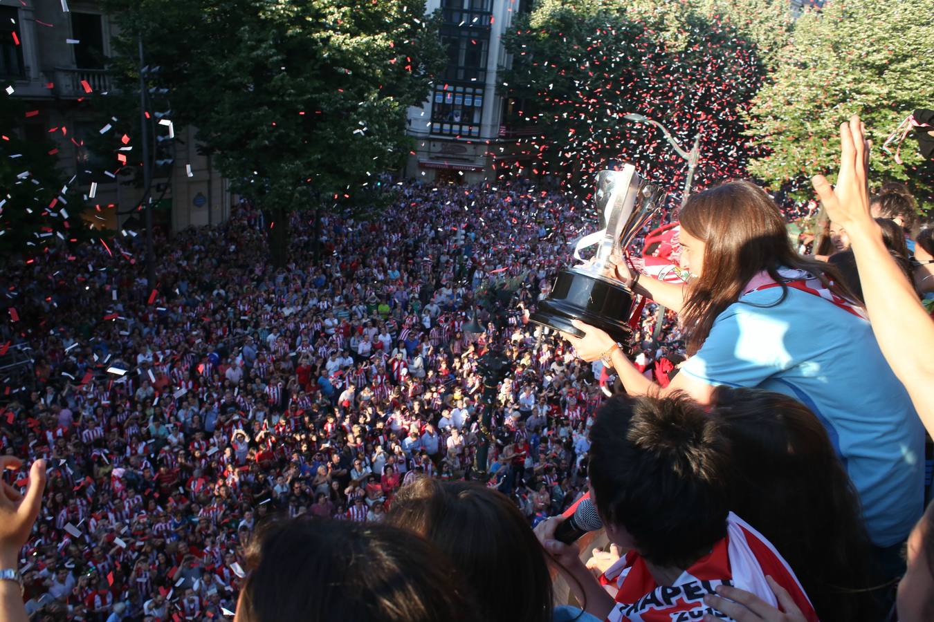 Recibimiento al Athletic femenino en la Diputación