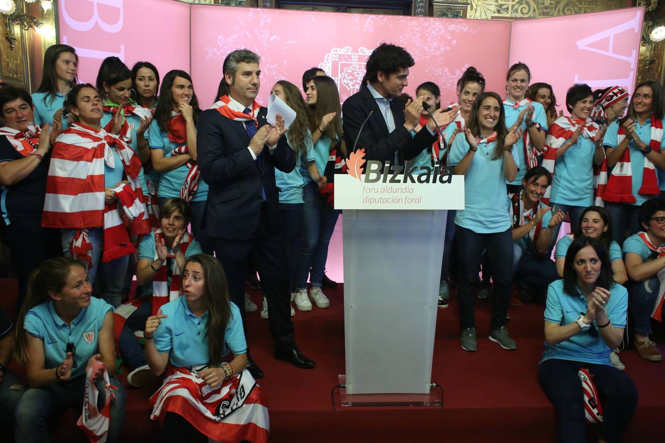Recibimiento al Athletic femenino en la Diputación