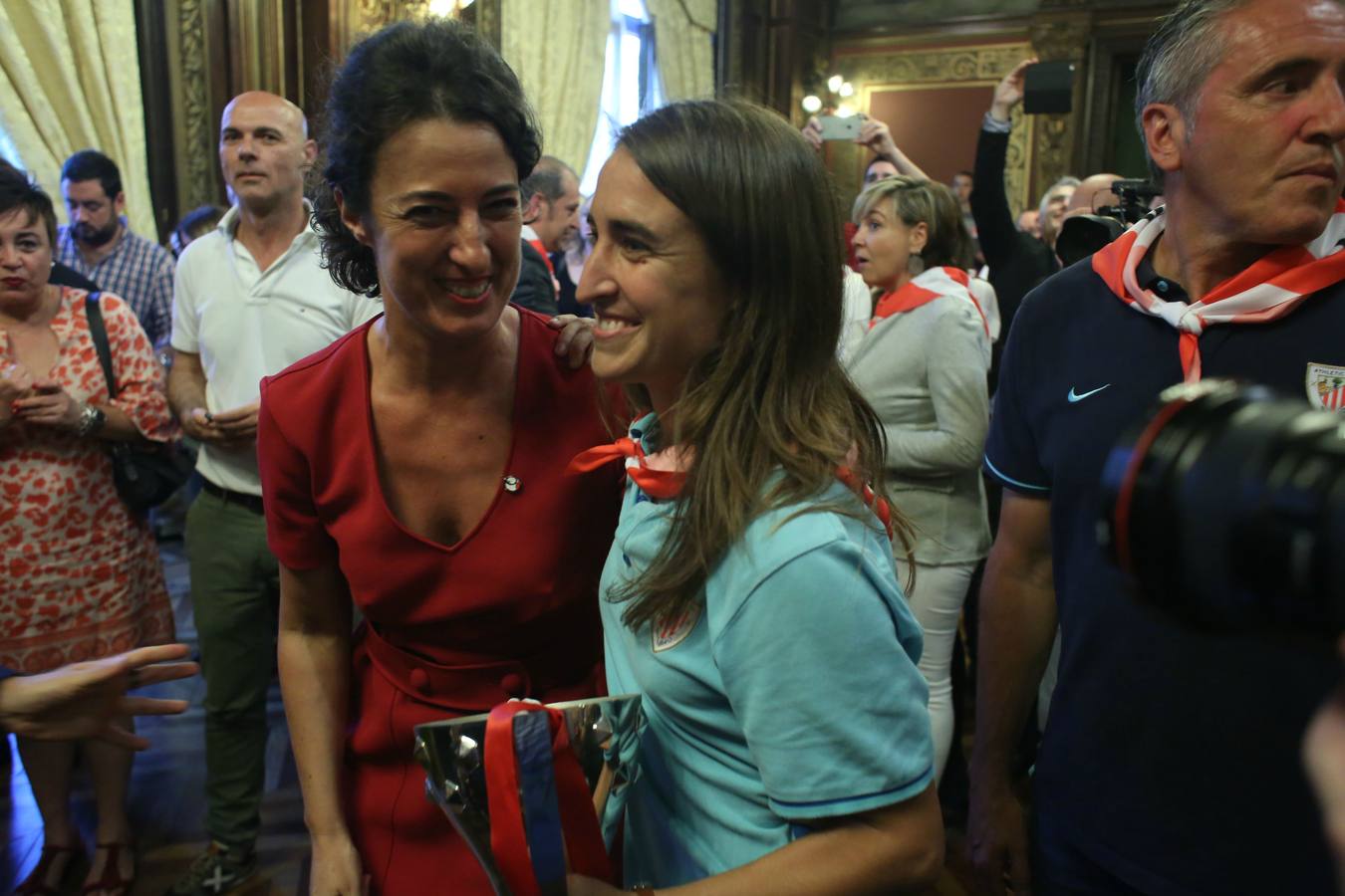 Recibimiento al Athletic femenino en la Diputación
