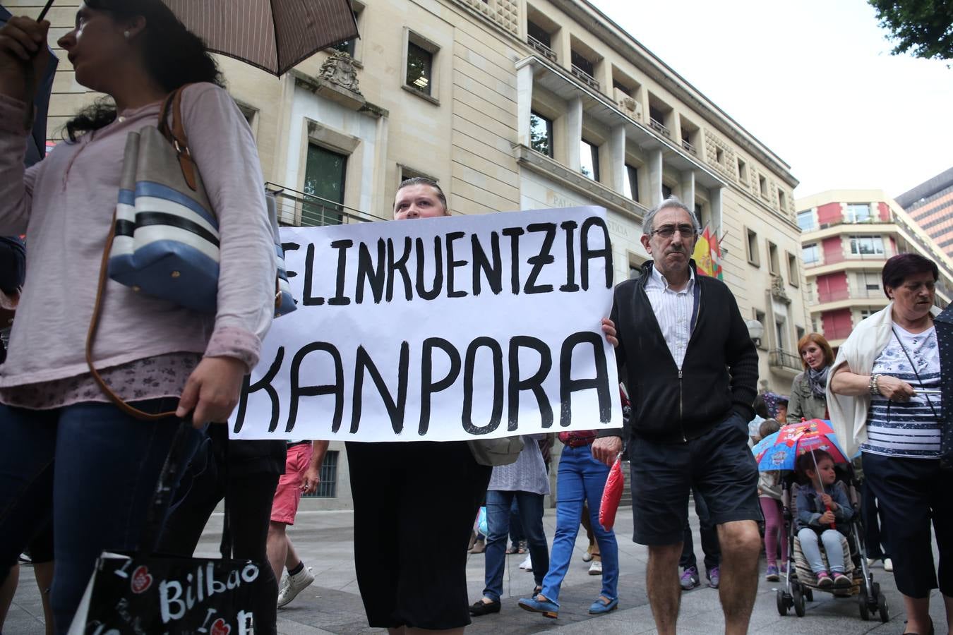 Los vecinos de Atxuri se manifiestan contra &#039;los Pichis&#039;