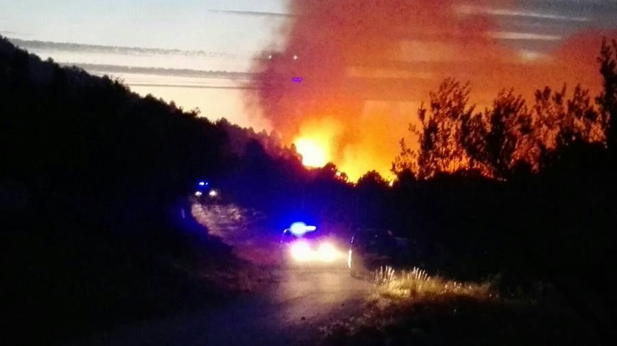 Un incendio cerca varios pueblos en Valencia