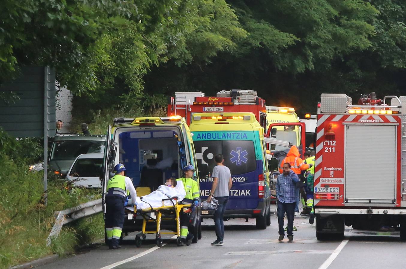 Las imágenes del grave accidente en la N-240 en Zeanuri