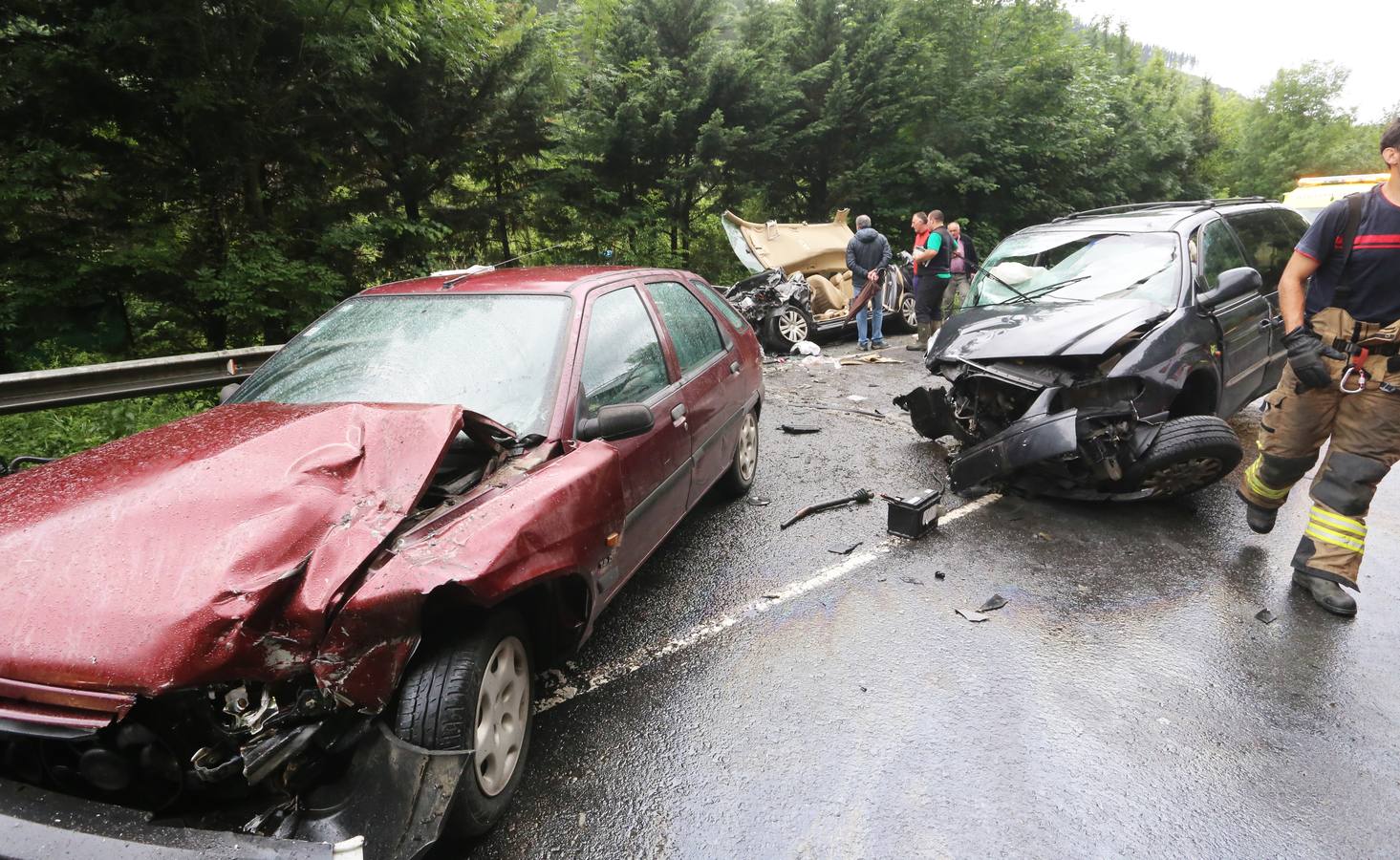 Las imágenes del grave accidente en la N-240 en Zeanuri